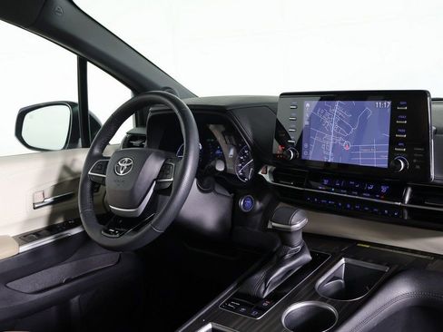 Used 2022 Toyota Sienna Limited image 36