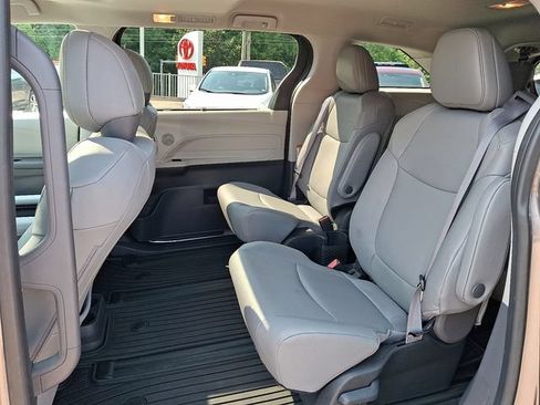 Used 2023 Toyota Sienna XLE AWD/4WD image 10