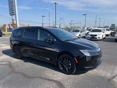 New 2027 Chrysler Pacifica Limited w/ Family Tech Group