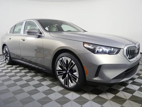 Used 2026 BMW 530i xDrive w/ Premium Package AWD/4WD image 8