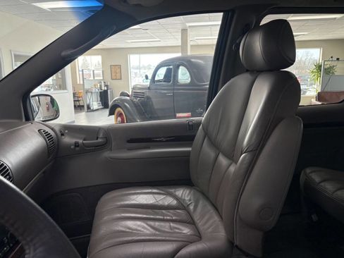 Used 2000 Chrysler Town & Country Limited image 19