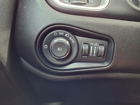 Used 2020 Jeep Renegade Latitude w/ Popular Equipment Group image 9