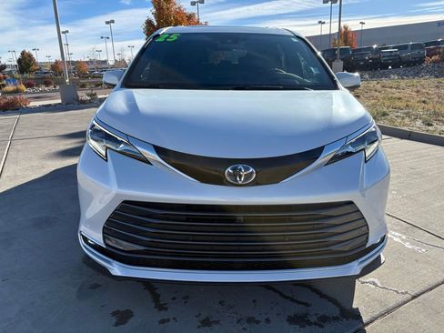 Used 2025 Toyota Sienna Platinum image 2