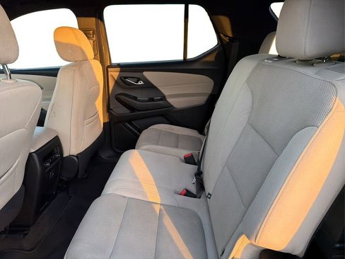 Used 2022 Chevrolet Traverse LS image 11