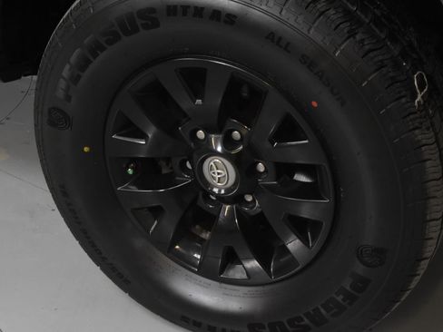 Used 2018 Toyota Tacoma SR5 RWD image 6