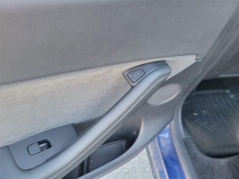 Used 2023 Tesla Model Y Performance image 10