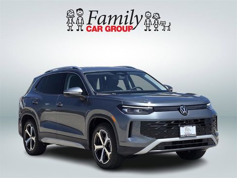 New 2025 Volkswagen Tiguan SE image 2