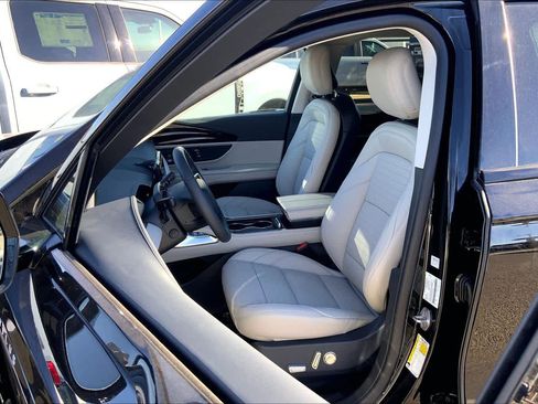 New 2026 Lincoln Nautilus Reserve image 9