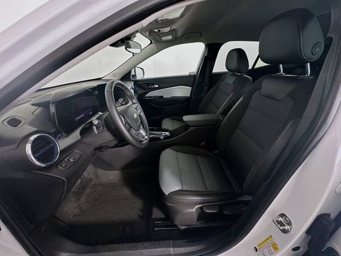 Used 2025 Chevrolet Trax LT w/ LT Convenience Package image 13