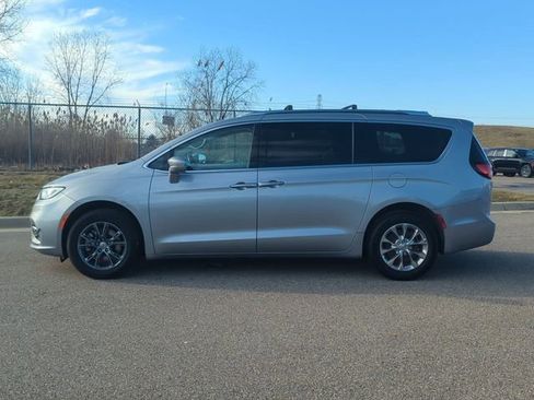 Used 2021 Chrysler Pacifica Touring-L w/ Uconnect Theater Family Group AWD/4WD image 6