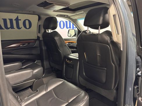 Used 2019 Cadillac Escalade ESV Premium Luxury image 26