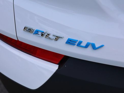 Used 2023 Chevrolet Bolt EUV LT w/ Comfort Package FWD image 11