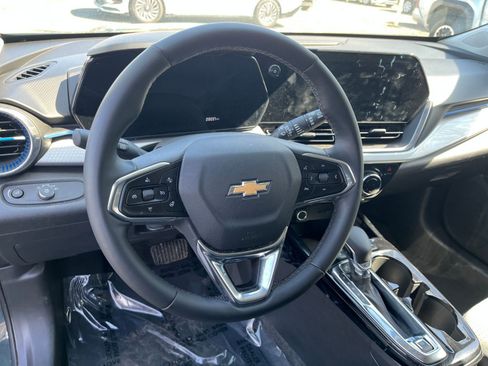 Used 2025 Chevrolet Trax LT w/ LT Convenience Package image 27