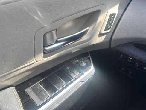 Used 2025 Toyota Sienna Platinum AWD/4WD image 16