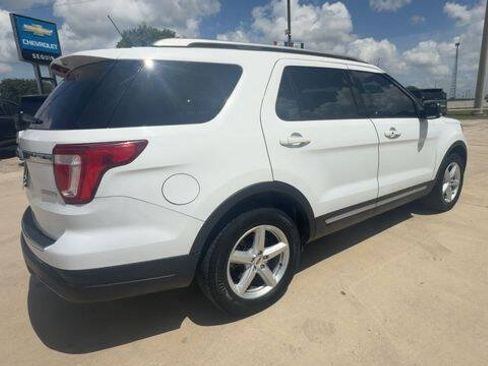 Used 2018 Ford Explorer XLT w/ Equipment Group 201A FWD image 8