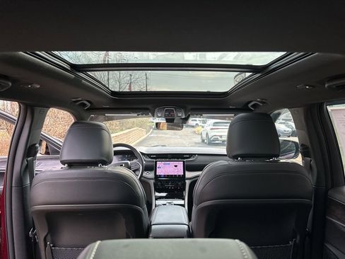 Used 2025 Jeep Grand Cherokee Limited w/ Black Appearance Package image 36