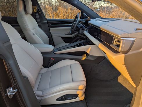 Certified 2025 Porsche Macan Electric image 36