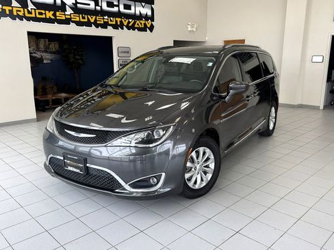 Used 2018 Chrysler Pacifica Touring-L FWD image 1