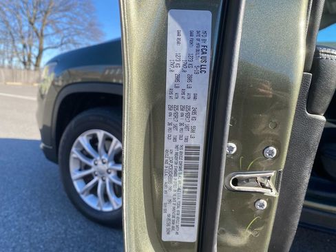 Used 2019 Jeep Cherokee Latitude w/ Popular Appearance Group image 32