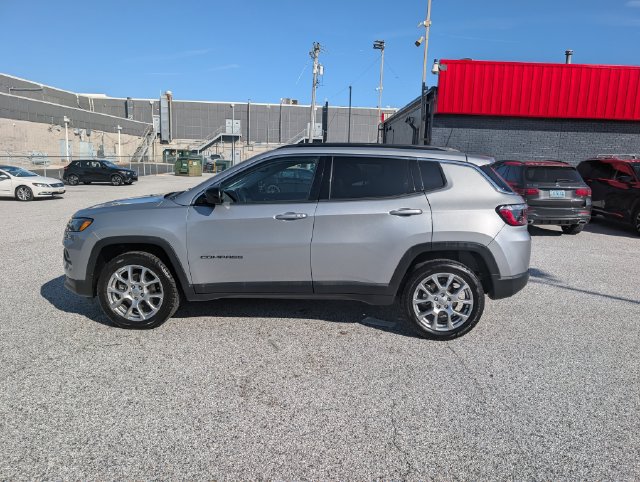 Used 2022 Jeep Compass Latitude AWD/4WD image 2