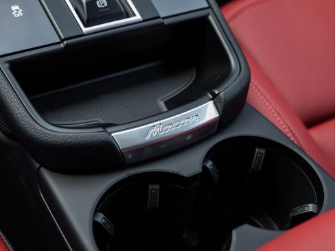 Certified 2025 Porsche Macan image 28