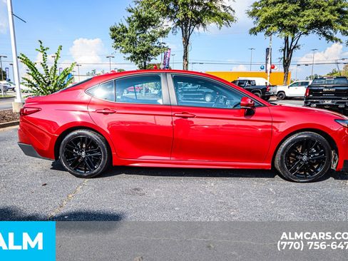 Used 2025 Toyota Camry SE image 11