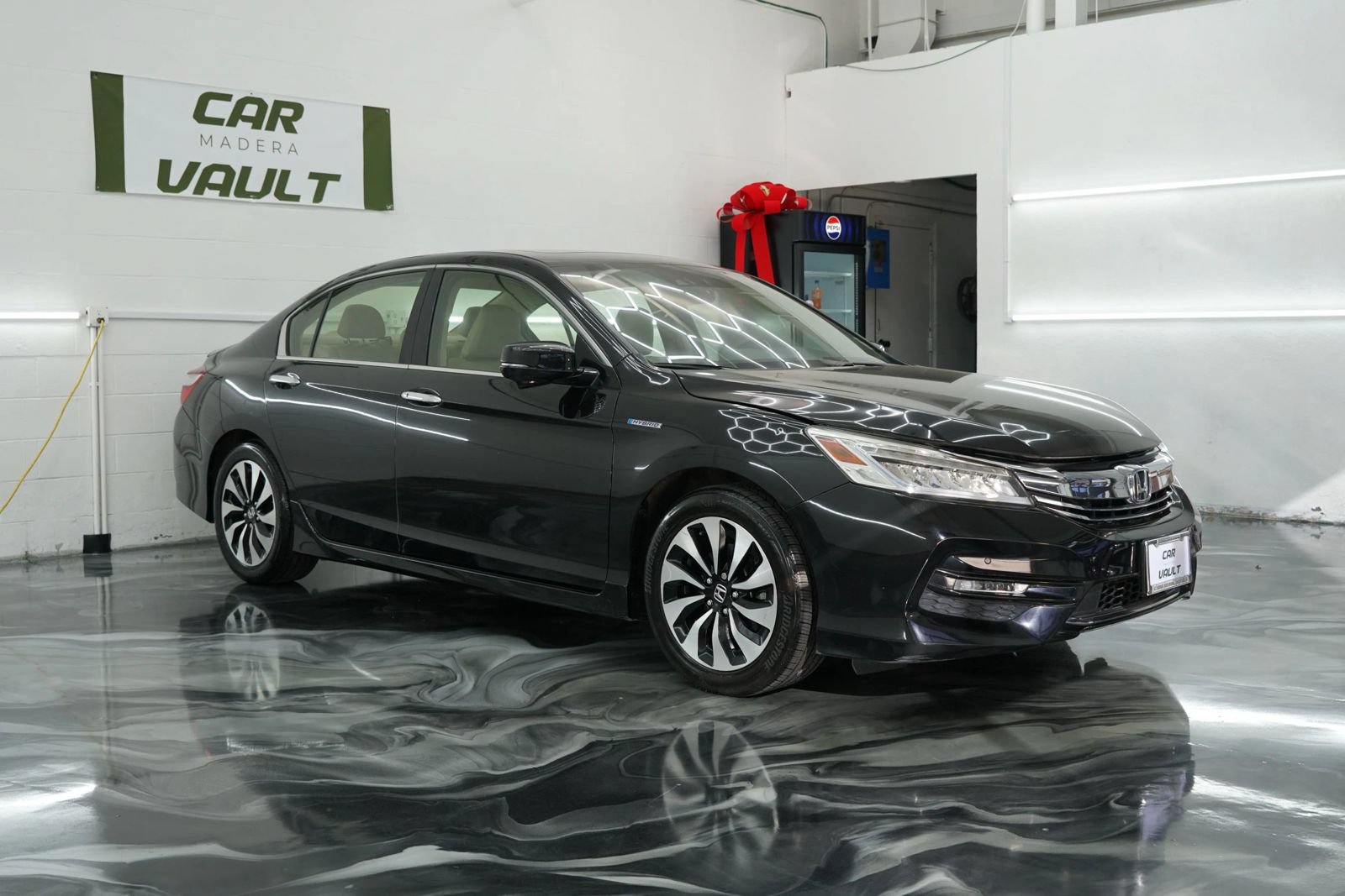 Used 2017 Honda Accord Touring image 3