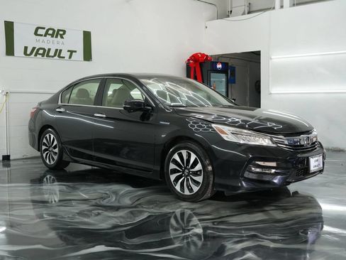Used 2017 Honda Accord Touring image 3