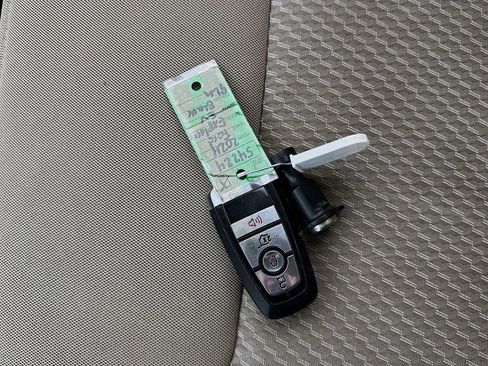 Used 2024 Ford Explorer XLT AWD/4WD image 31