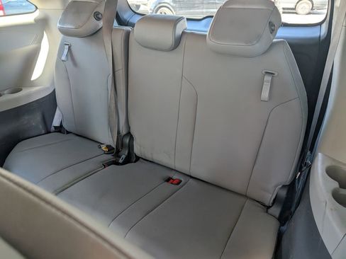 Used 2021 Toyota Sienna XLE image 9