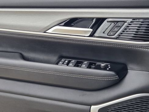 Certified 2025 Jeep Wagoneer L Series II AWD/4WD image 21
