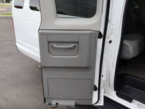 Used 2010 Ford E-350 and Econoline 350 XLT RWD image 25