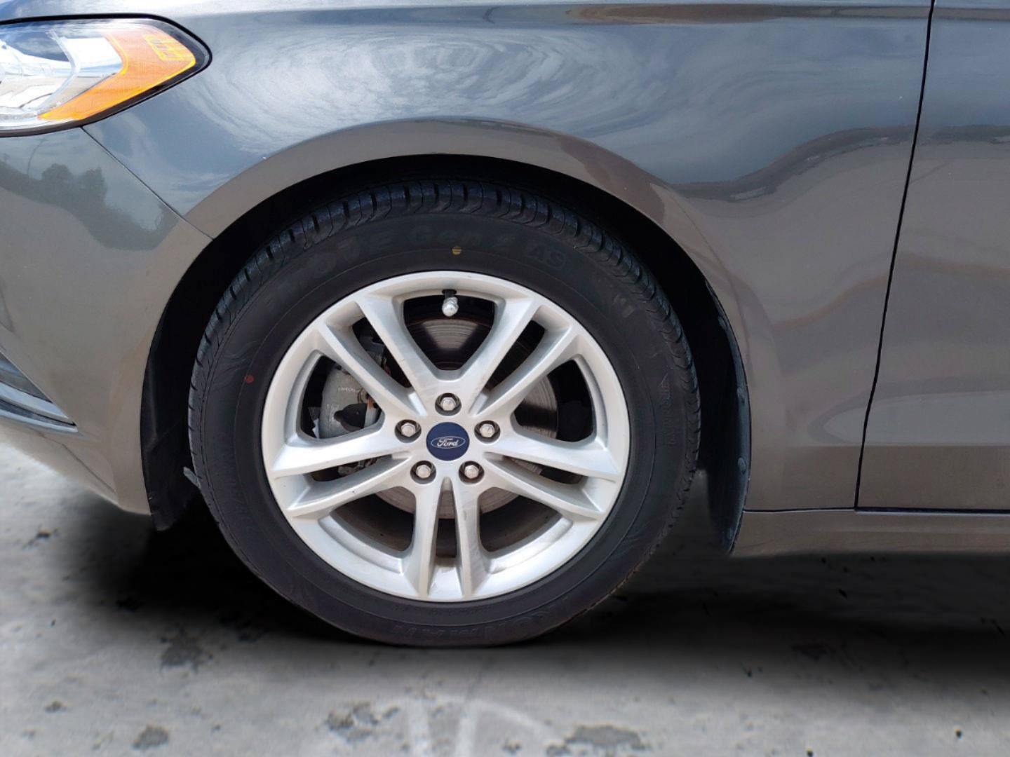 Used 2018 Ford Fusion SE w/ Fusion SE Technology Package FWD image 9