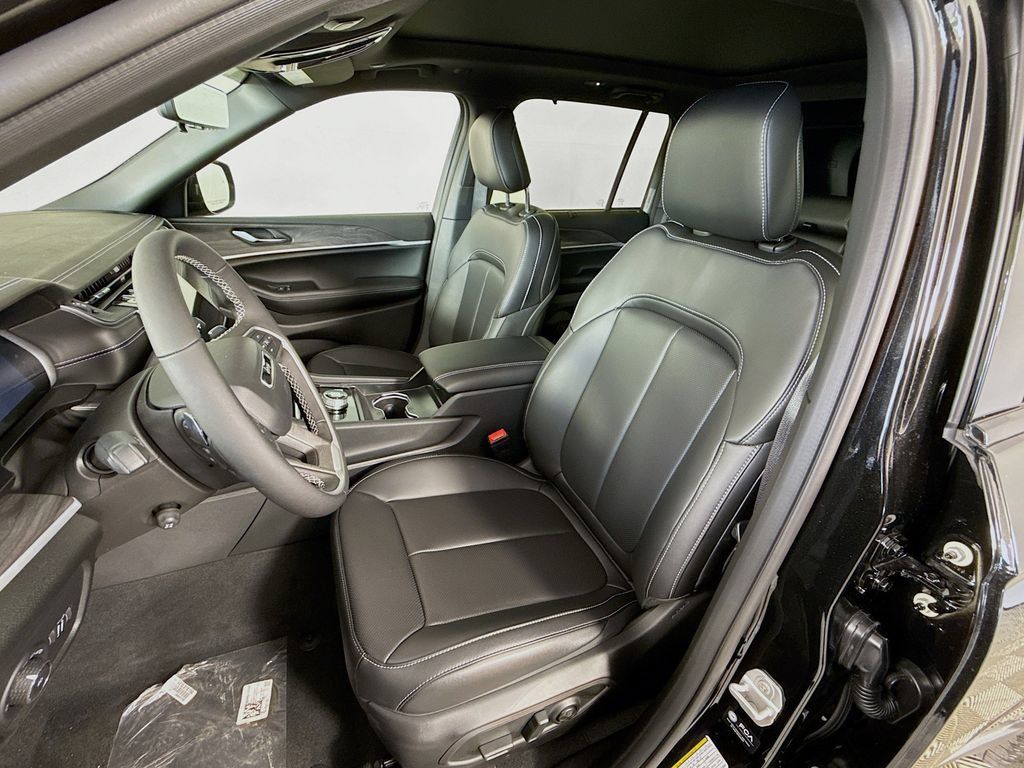Certified 2025 Jeep Grand Cherokee Limited w/ Luxury Tech Group II RWD image 23