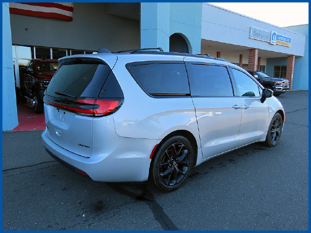Used 2026 Chrysler Pacifica Limited w/ S Appearance Package FWD image 7