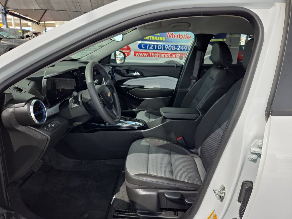 Used 2026 Chevrolet Trax LT FWD image 9