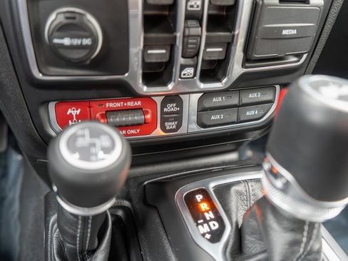 Used 2024 Jeep Wrangler Unlimited Rubicon image 30