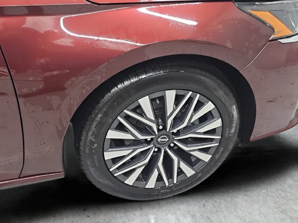 Used 2024 Nissan Altima 2.5 SV FWD image 42