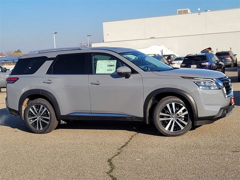 New 2025 Nissan Pathfinder Platinum image 3