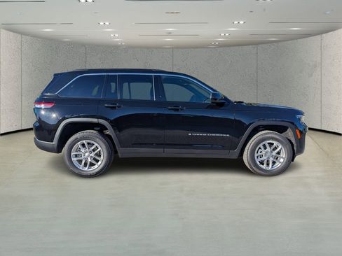 New 2025 Jeep Grand Cherokee Laredo image 3