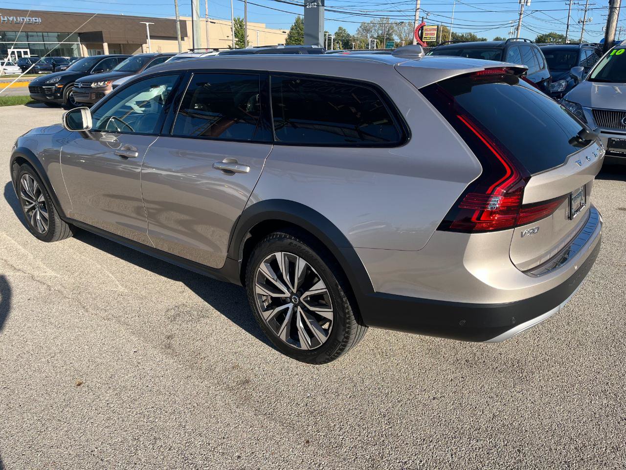 Used 2024 Volvo V90 B6 Cross Country Plus w/ Climate Package AWD/4WD image 3