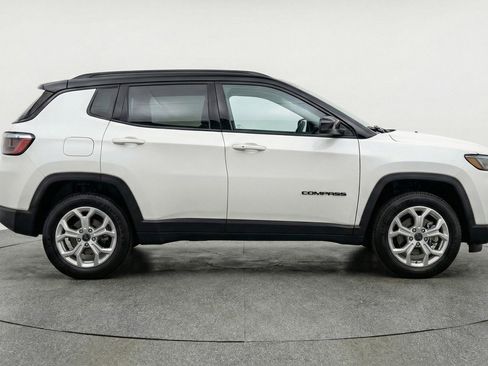 Used 2025 Jeep Compass Latitude AWD/4WD image 11