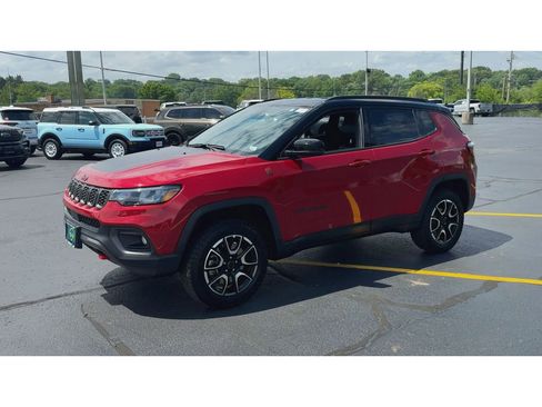 Used 2025 Jeep Compass Trailhawk AWD/4WD image 4