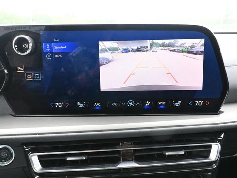 Used 2025 Chevrolet Traverse LT FWD image 18