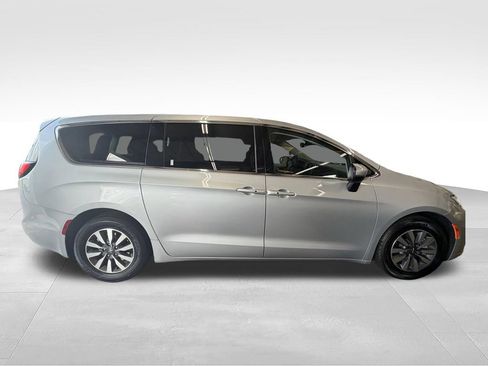 Used 2023 Chrysler Pacifica Touring-L FWD image 6