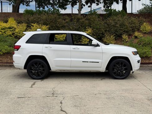 Used 2019 Jeep Grand Cherokee Altitude AWD/4WD image 2
