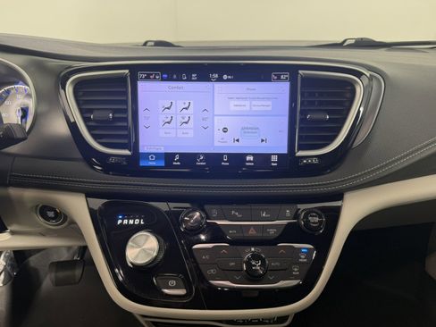 Used 2023 Chrysler Pacifica Touring-L image 20
