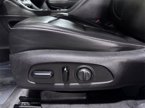 Used 2023 GMC Acadia SLT image 11