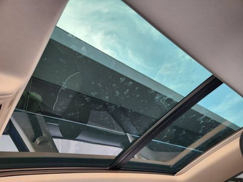 Used 2023 Volkswagen Taos SE w/ Panoramic Sunroof Package FWD image 18