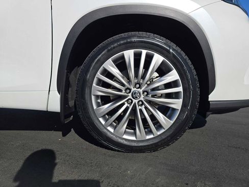 Certified 2022 Toyota Highlander Platinum image 9